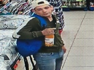 Na zdjęciu młody mężczyzna, ubrany w czapkę bejsbolową czarną bluzę i spodnie.