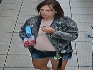 Na zdjęciu młoda kobieta w czarnych włosach ubrana w krótkie spodenki, koszulkę i katanę dżinsową.