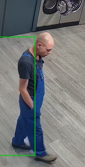 Na zdjęciu widoczny poszukiwany mężczyzna, ubrany w niebieskie rybaczki - strój roboczy.