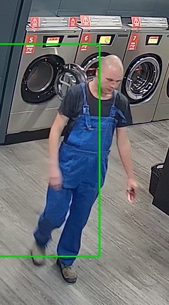 Na zdjęciu widoczny poszukiwany mężczyzna, ubrany w niebieskie rybaczki - strój roboczy.