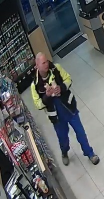 Na zdjęciu widoczny poszukiwany mężczyzna, ubrany w niebieskie rybaczki - strój roboczy.