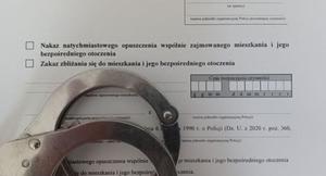 Na zdjęciu widoczna część nagłówkowa nakazu natychmiastowego opuszczenia wspólnie zajmowanego mieszkania i jego bezpośredniego otoczenia.