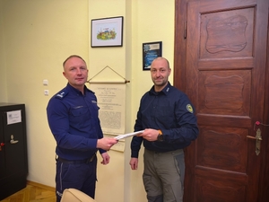 Na zdjęciu widoczny moment przekazania porozumienia o współpracy.