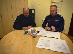 Na zdjęciu widoczny moment podpisania porozumienia przez prezesa stowarzyszenia Górnośląska Grupa Poszukiwawczo-Ratownicza.