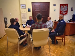 Na zdjęciu widoczne osoby znajdujące się w siedzibie Komendy Miejskiej policji w Gliwicach podczas podpisania porozumienia.