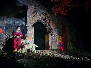 Na zdjęciu ratownik z psem.