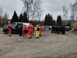 Na zdjęciu policjanci oraz ratownicy Górnośląskiej Grupy Poszukiwawczo-ratowniczej podczas odprawy w trakcie poszukiwań zaginionej osoby.