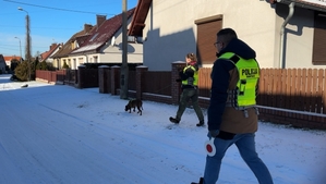 Na zdjęciu nieumundurowani funkcjonariusze z sekcji "mantrailer" Komendy Głównej Policji z psem tropiącym.