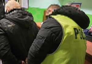 Umundurowany policjanta zakłada kajdanki mężczyźnie