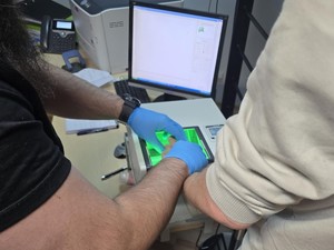 pobieranie odcisków palców od zatrzymanego