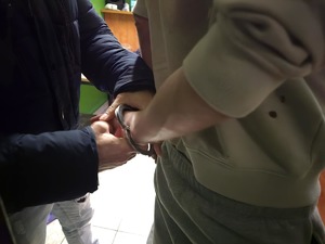 zakładanie kajdanek zatrzymanemu