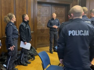 Komendant gliwickiej Policji przemawia podczas uroczystego zakończenia kursu.