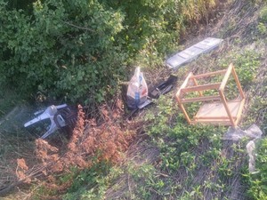 Dzikie wysypisko śmieci w pobliżu lasu