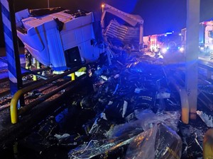 Pojazd ciężarowy rozbity po zdarzeniu drogowym