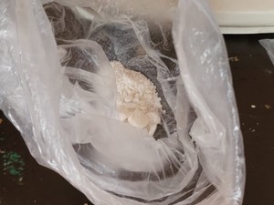 Biały proszek w przezroczystej torbie