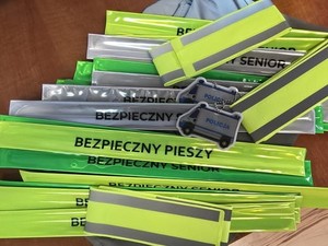 Na zdjęciu widzimy różnego rodzaju elementy odblaskowe