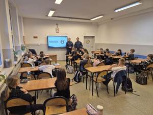 Na zdjęciu klas uczestnicząca w pogadance z policjantami