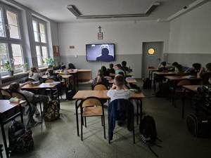 Na zdjęciu klas uczestnicząca w pogadance z policjantami