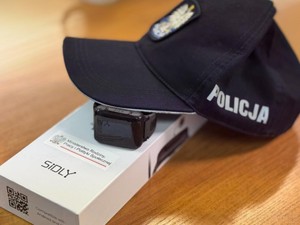 Na zdjęciu czapka policyjna z urządzeniem zakupionym w ramach kampanii