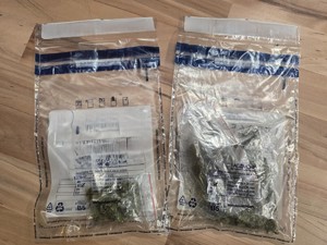 Na zdjęciu dwa woreczki zawierające marihuanę