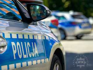 Na zdjęciu stojące radiowozy