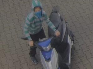 Młody chłopak prowadzi motorower