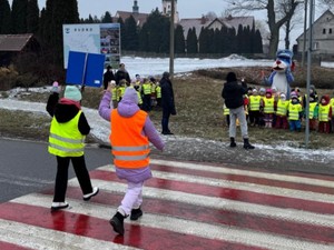 Na zdjęciu dzieci podczas nauki przechodzenia przez jeszdnię.