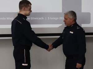 Dowódca uroczystości składa meldunek Zastępcy Komendanta Wojewódzkiego policji w Katowicach