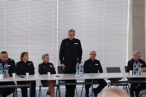 Zastępca Komendanta Miejskiego Policji w Gliwicach wita zgromadzonych na odprawie