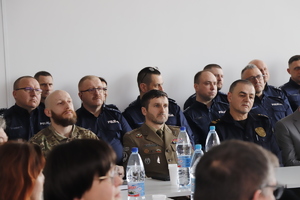 Na dużej sali siedzą przedstawiciele Policji oraz zaproszeni goście