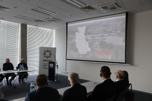 Uczestnicy odprawy oglądają wyświetlany film