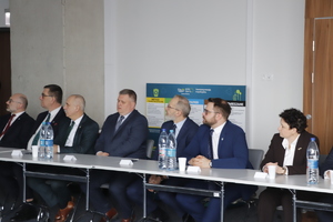 Przy stole siedzą przedstawiciele władz samorządowych oraz miejscowych prokuratur