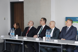 Na zdjęciu siedzą przy stole przedstawiciele samorządów