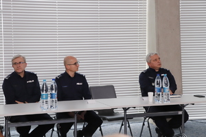 Na dużej sali przy stole siedzą Zastępca Komendanta Wojewódzkiego Policji w Katowicach oraz Zastępcy Komendanta Miejskiego Policji w Gliwicach