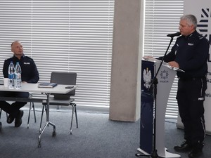 Zastępca Komendanta Miejskiego Policji w Katowicach podczas przemówienia
