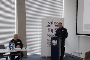Komendant Miejski Policji w Gliwicach przemawia przy mównicy