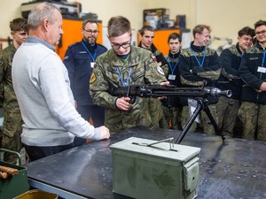 Na zdjęciu kadeci klas mundurowych oglądają broń długą