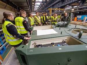 Kadeci klas mundurowych stoją podczas prezentacji sprzętu w zakładzie przemysłu obronnego