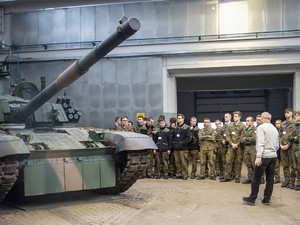 Na zdjęciu klasy mundurowe stoją koło czołgu