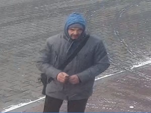 Na zdjęciu mężczyzna w szarej kurtce i kapturze niebieskim