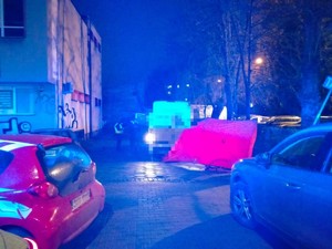 Na zdjęciu stojące samochody oraz namiot po wypadku śmiertelnym