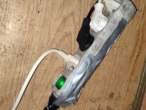 Na zdjęciu przedłużacz prądu.