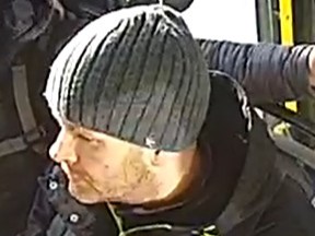 Na zdjęciu mężczyzna w średnim wieku w autobusie. Na głowie ma szarą czapkę.