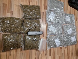 Na zdjęciu worki z narkotykami leżące na podłodze.