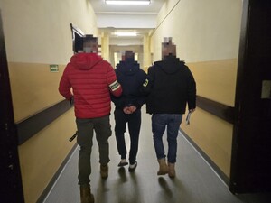 Zatrzymanego prowadzą zatrzymani