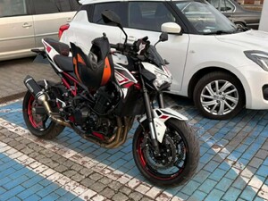 Ma parkingu stojący motocykl