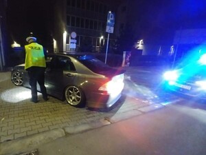 Policjant kontroluje pojazd