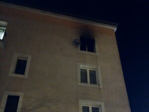 Na zdjęciu blok mieszkalny z widoczną odymioną od ognia elewacją