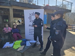 Policjanci prowadzą zajęcia dla uczniów klas mundurowych.