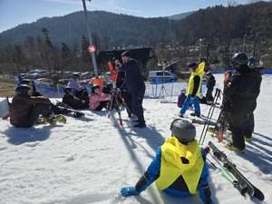 Praktyczne zajęcia na stoku zabezpieczenia miejsca zdarzenia z uczniami klas mundurowych